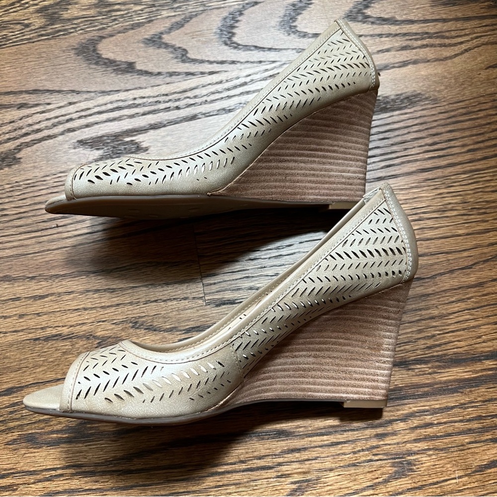 Franco Sarto ecru woven peep toe wedge pump size 6M